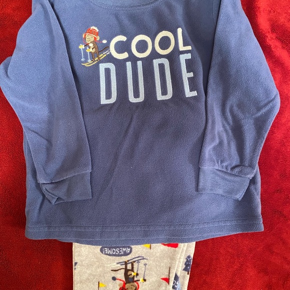 2 boys Carter’s pjs - Picture 5 of 7